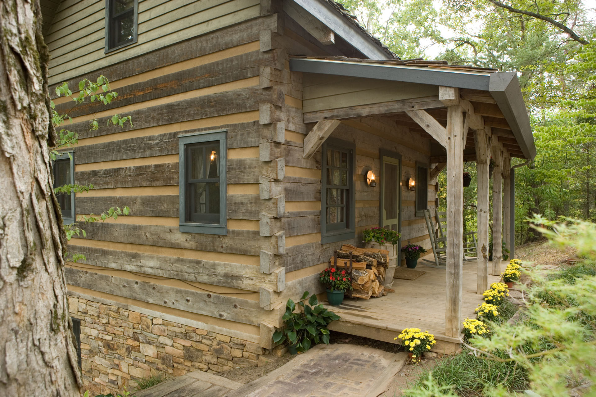 The Giles Guest House — the original hand-hewn cabin at Hickory Ridge, Dandridge, Tennessee